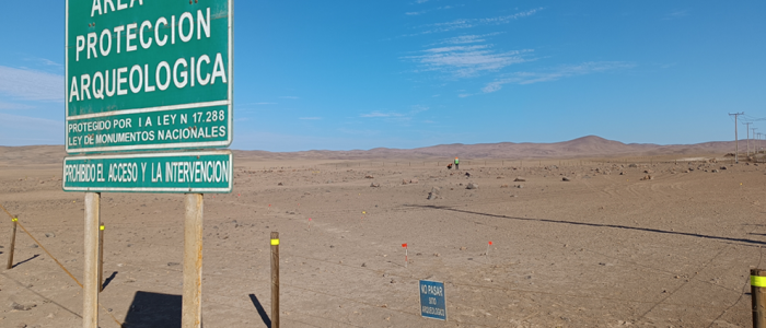 Fotografía de implementación de medidas de protección cercado y señalización en área de exclusión Tambo 1, en sitio Salamanqueja 12-13.